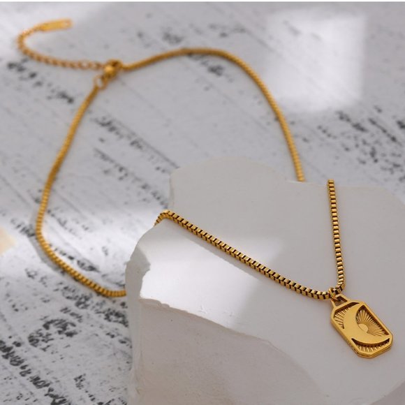 ^NEW 18K Gold Plated Crescent Moon Box Chain Pendant Necklace - Picture 3 of 6